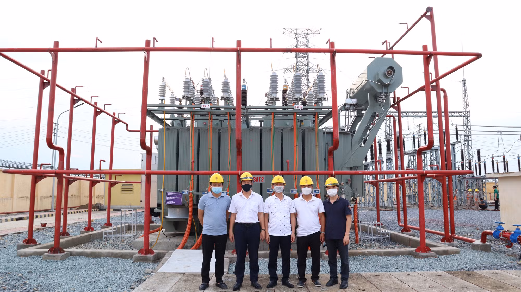 EVNNPC vượt khó với “3 tại chỗ” và ứng dụng CNTT -0