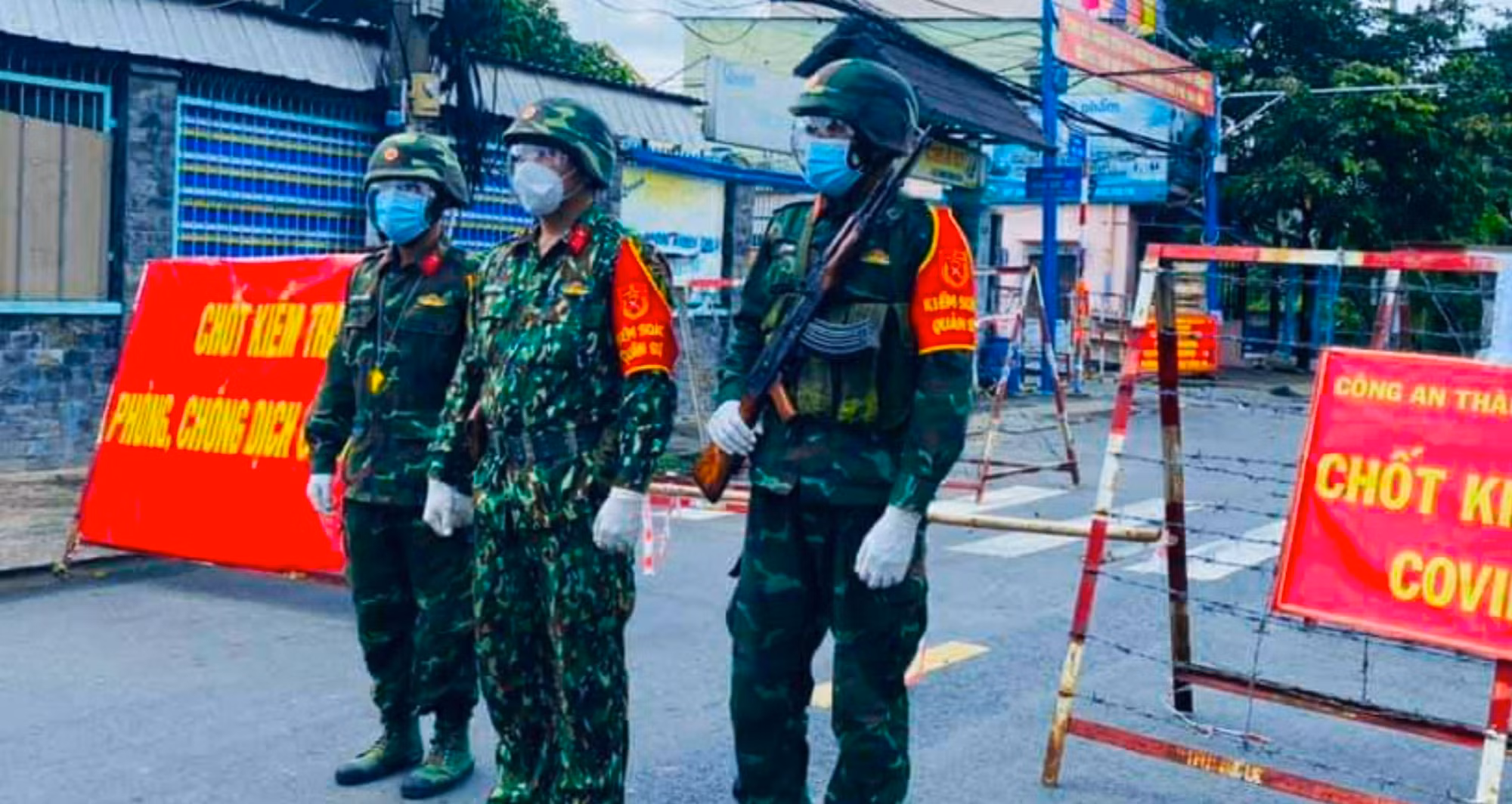 Ngày đầu Công an, quân đội tại TP Hồ Chí Minh xiết chặt giãn cách xã hội -1
