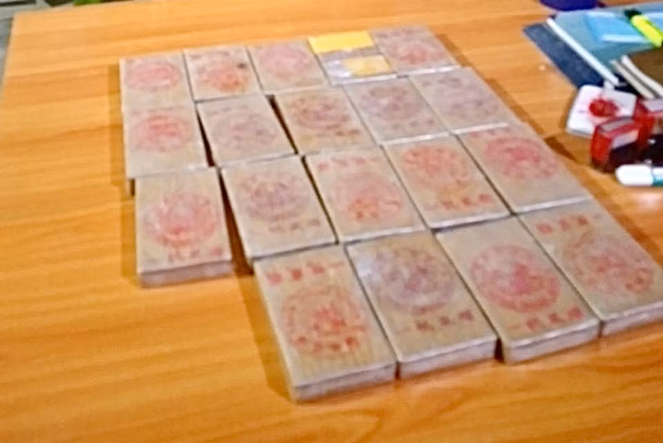 Shipper vận chuyển thuê 19 bánh heroin thì bị bắt -0