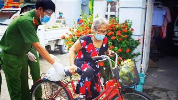 Lan tỏa nghĩa cử từ mô hình bán hoa, góp quỹ tặng quà Tết người nghèo ảnh 10