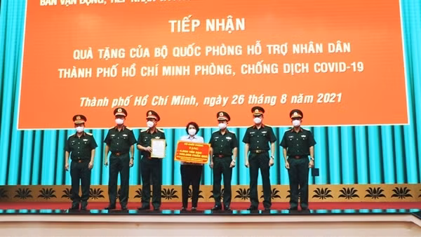 Bộ Quốc Phòng tặng TP Hồ Chí Minh 4.000 tấn gạo, 100.000 suất quà