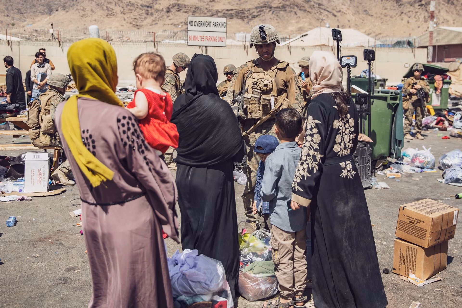 Taliban kiểm soát 3 cổng sân bay Kabul -0