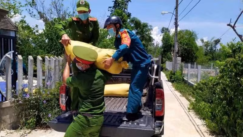 Công an Đà Nẵng giúp nông dân thu hoạch lúa chín vụ trong ngày giãn cách -2