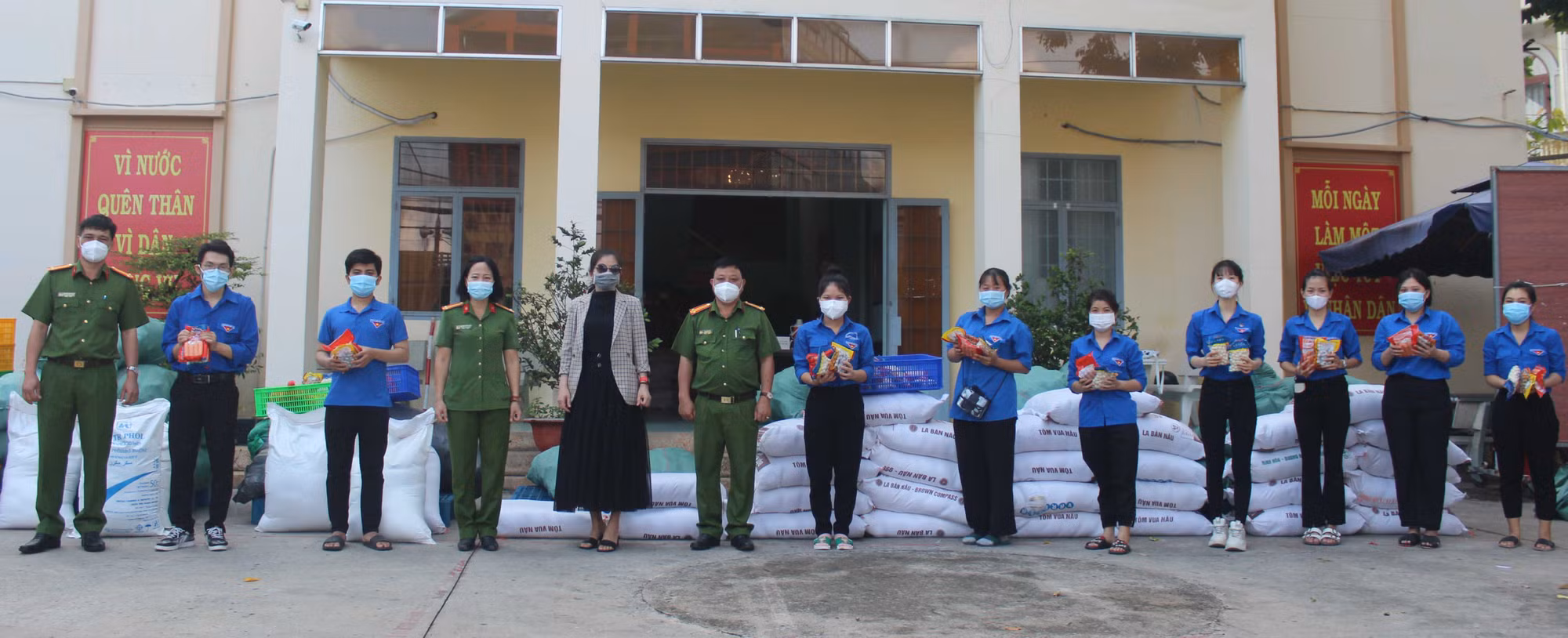 Công an phường đông dân nhất nước huy động, trao hơn 10 tấn lương thực, thực phẩm -0