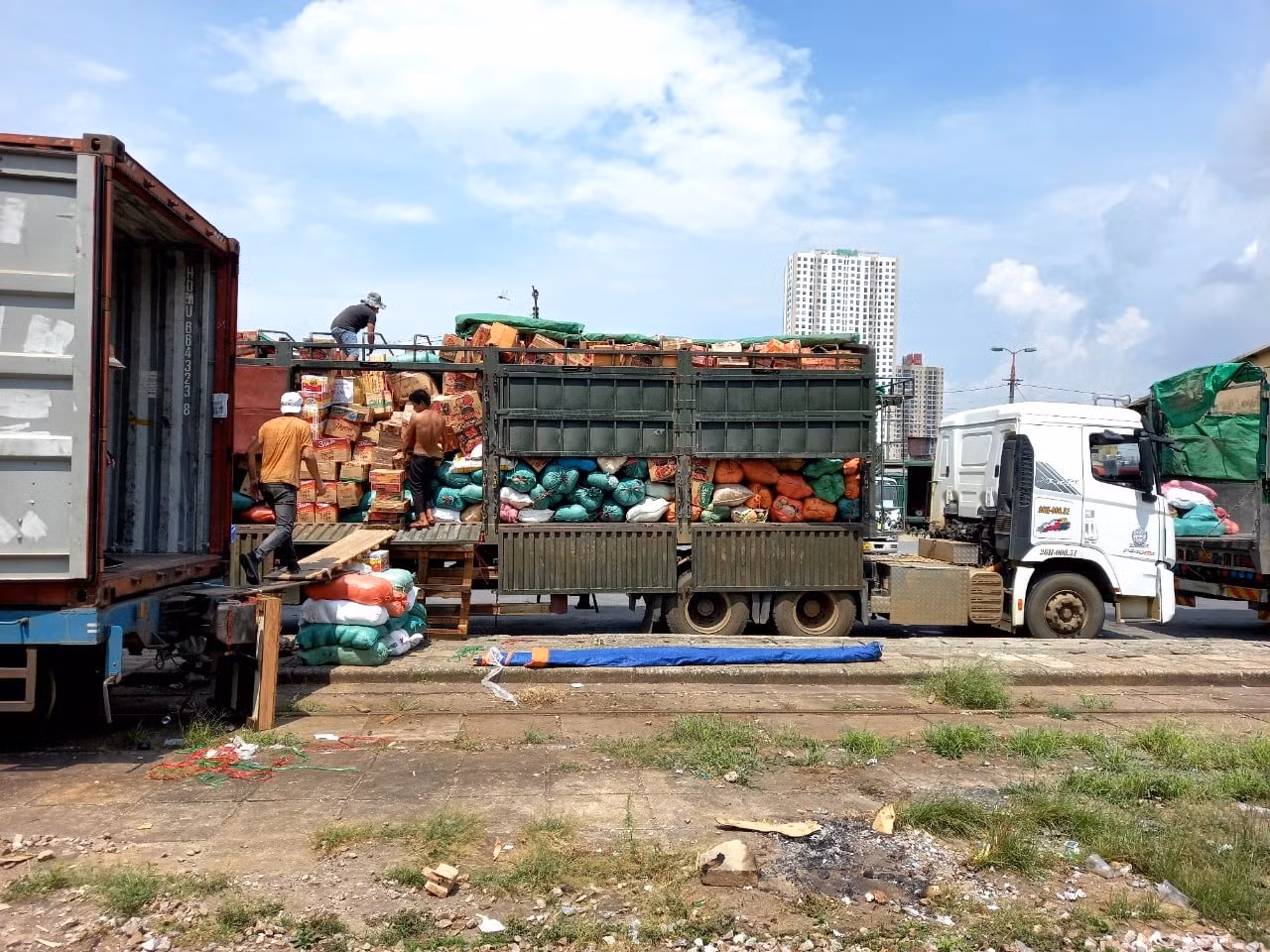 105 tấn nông sản chạy tàu đêm vào Nam hỗ trợ người dân vùng dịch -0