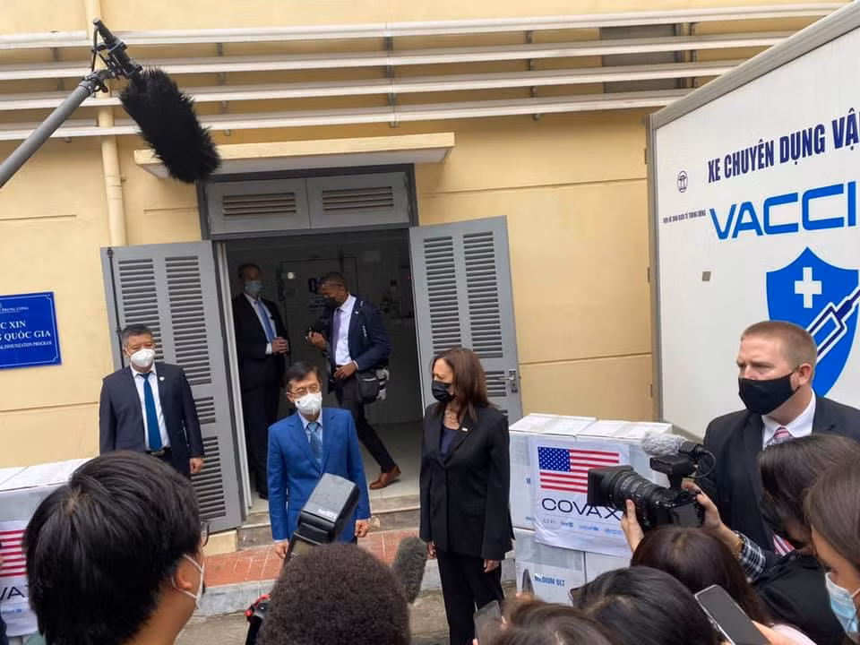 Hơn 800.000 liều vaccine Pfizer trong hơn 1 triệu liều do Mỹ viện trợ đã tới Việt Nam -0