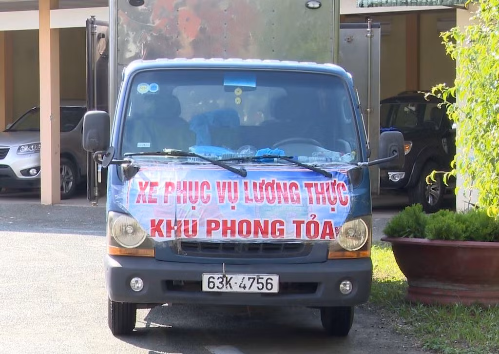  Nam thanh niên ngụy trang xe vận chuyển lương thực để chở thuốc lá lậu -1