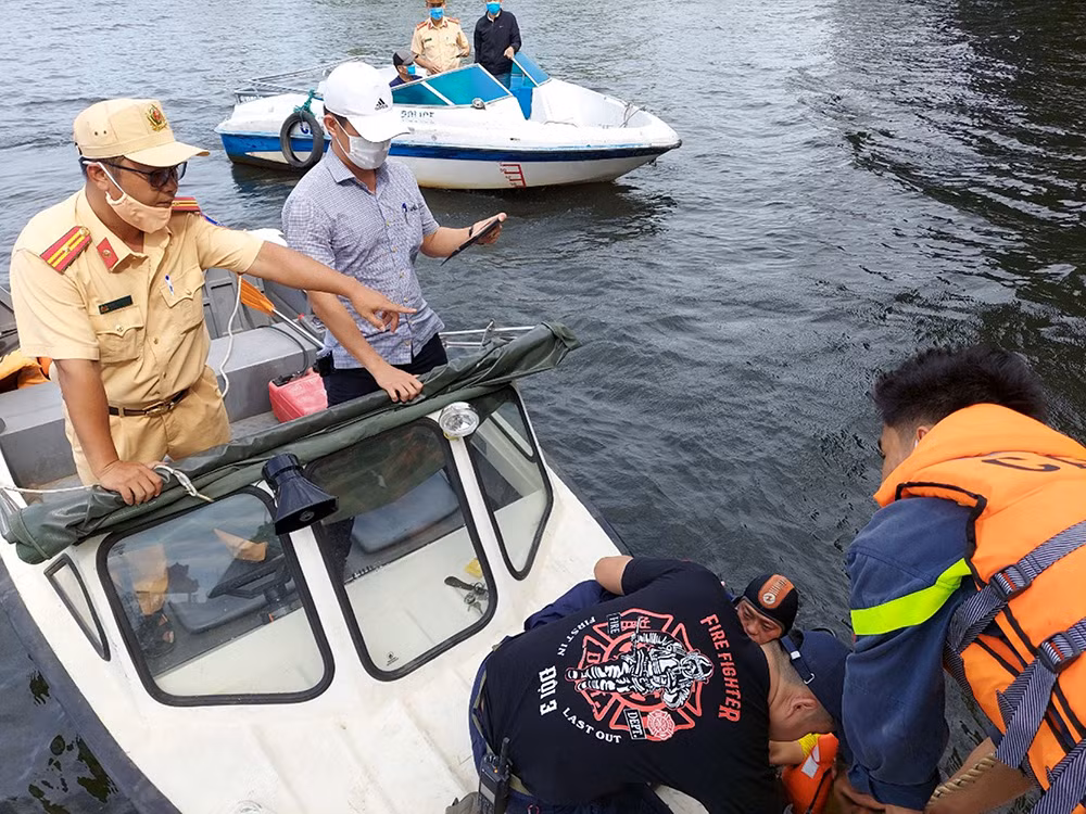 Thiếu tá CSGT nhiều lần cứu người đuối nước trên sông Hương -0