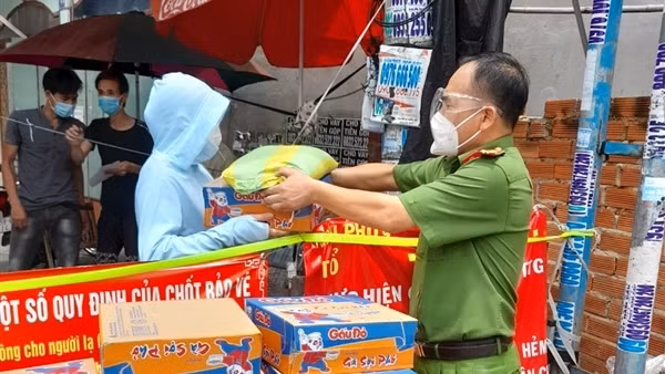 Công an, quân đội hỗ trợ người dân khó khăn hàng ngàn phần quà