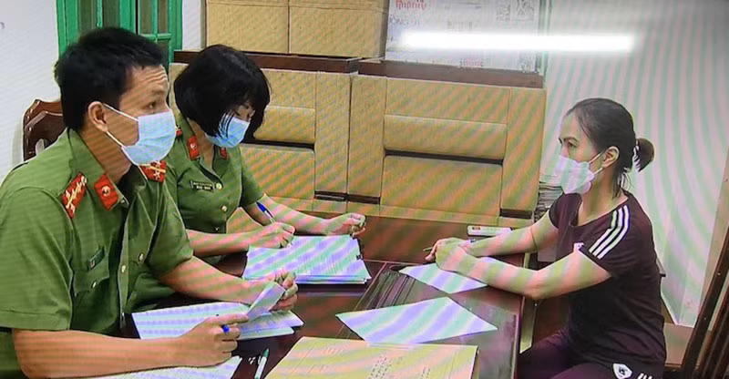 (NÓNG TRONG TUẦN) Thượng úy rởm “thông chốt” kiểm dịch; chuyên viên Vụ Vận tải cấp trái phép thẻ luồng xanh -0