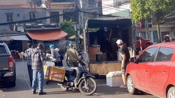 Lợi dụng thẻ “luồng xanh”, lập bến cóc giao nhận hàng hóa