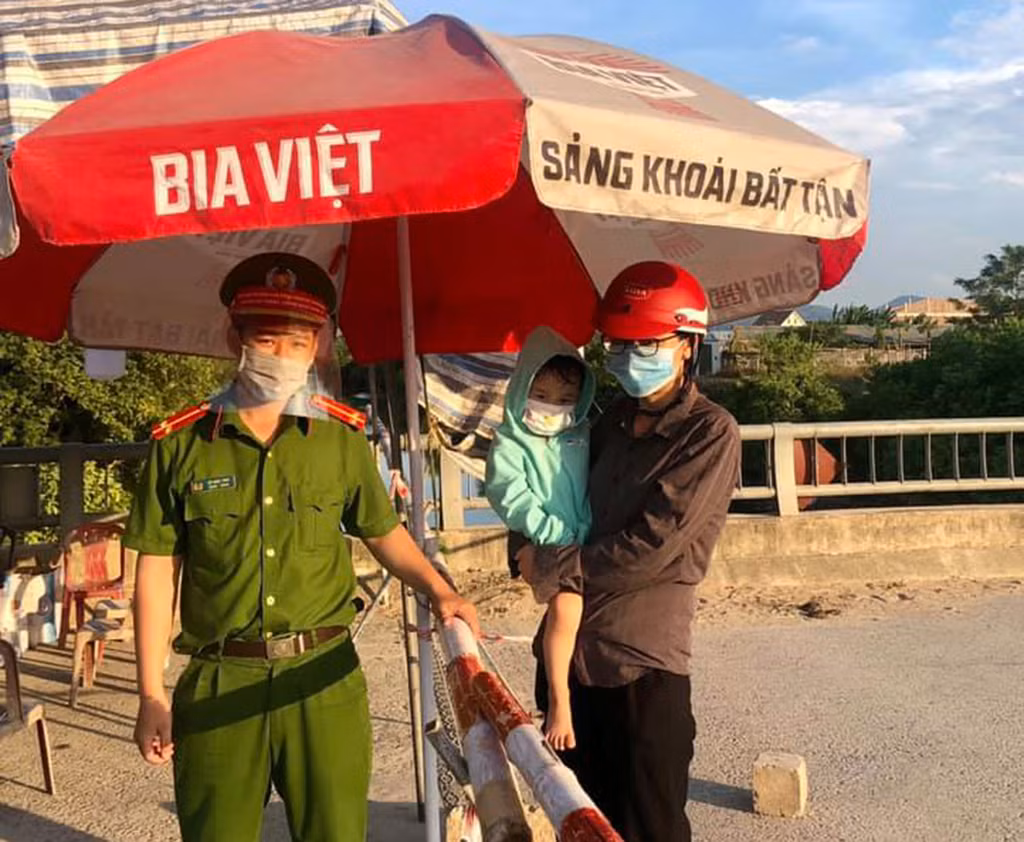 Trung úy Công an trực chốt cứu sống bé gái 3 tuổi gặp nạn -0