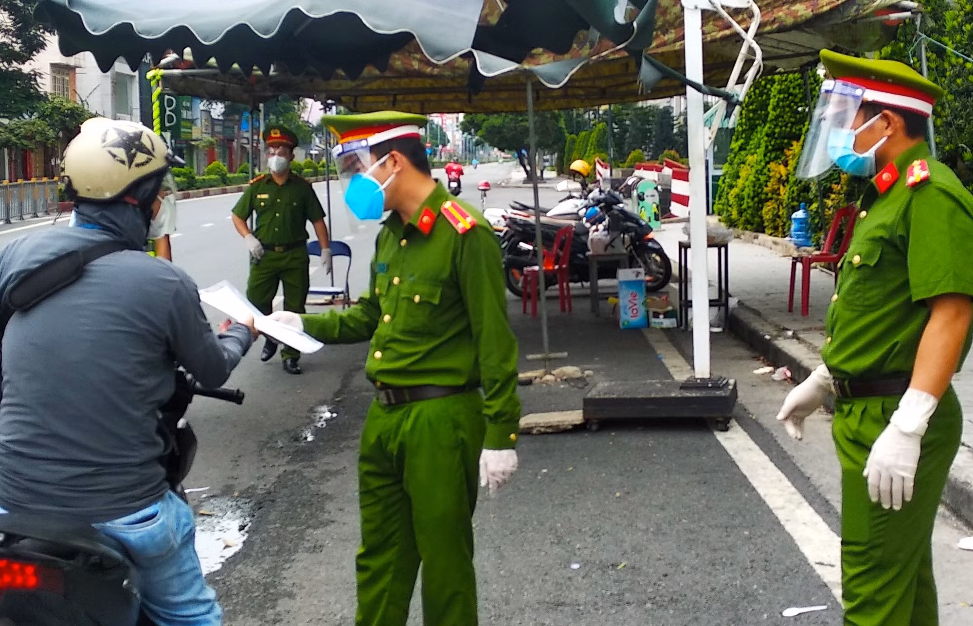 Ngày đầu Công an, quân đội tại TP Hồ Chí Minh xiết chặt giãn cách xã hội -0