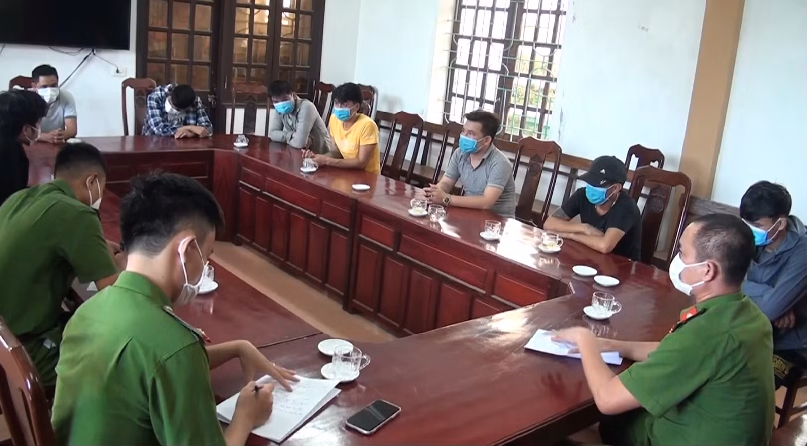 Tránh phát hiện, chủ quán karaoke cho khách trốn vào phòng ngủ -0