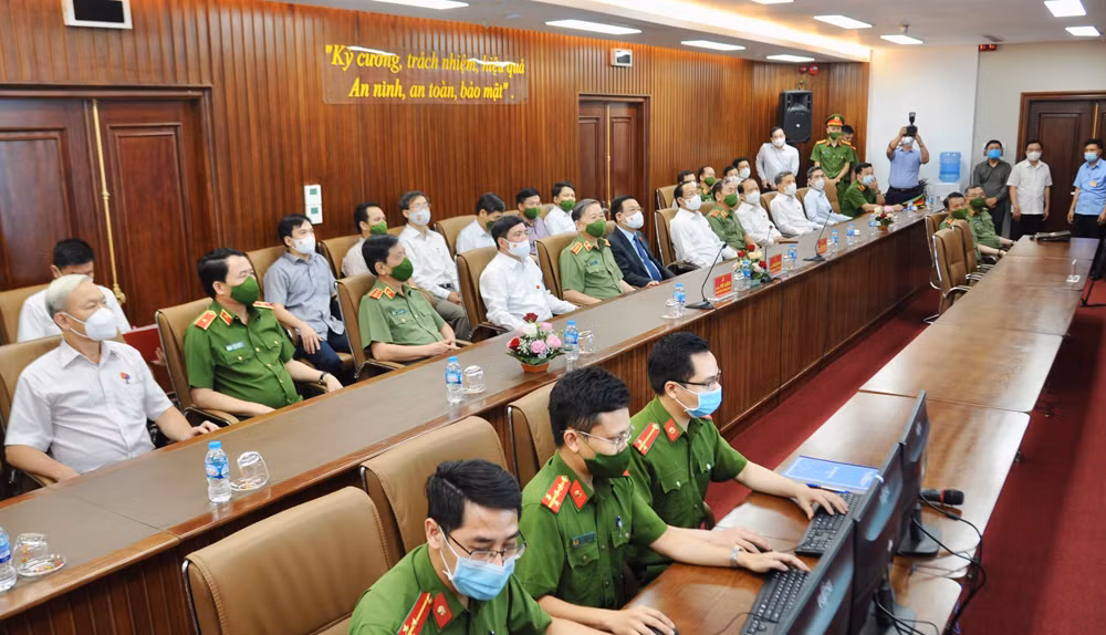 Chủ tịch Quốc hội Vương Đình Huệ thăm, làm việc tại Trung tâm Dữ liệu Quốc gia về dân cư -1