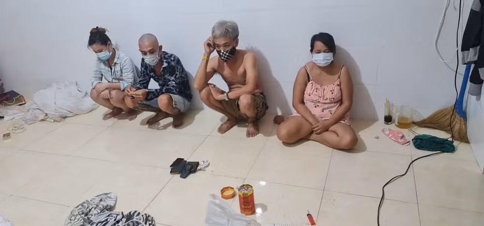 Bất chấp “ai ở đâu thì ở đó”, 2 cặp nam nữ rủ nhau thuê phòng trọ để đập đá -1