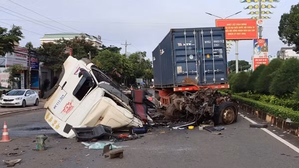 Xe tải tông vào đuôi xe đầu kéo, hai người tử vong ảnh 3