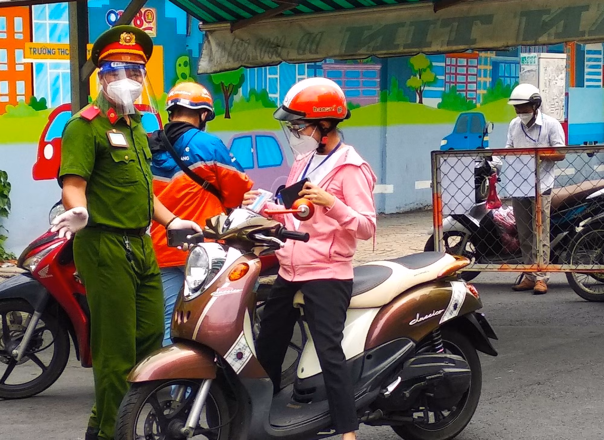 Ngày đầu Công an, quân đội tại TP Hồ Chí Minh xiết chặt giãn cách xã hội -4