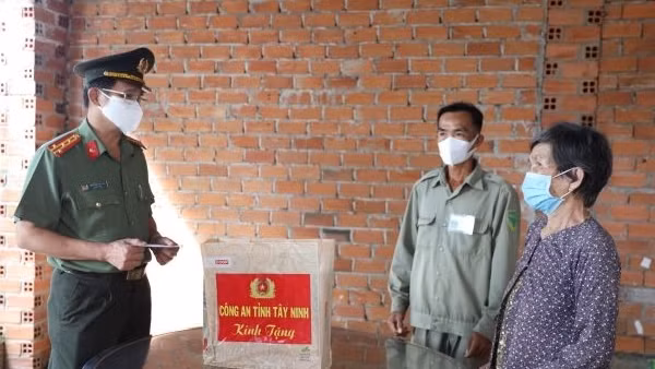 Nỗ lực thực hiện "nhiệm vụ kép" trên các tuyến giao thông ảnh 1