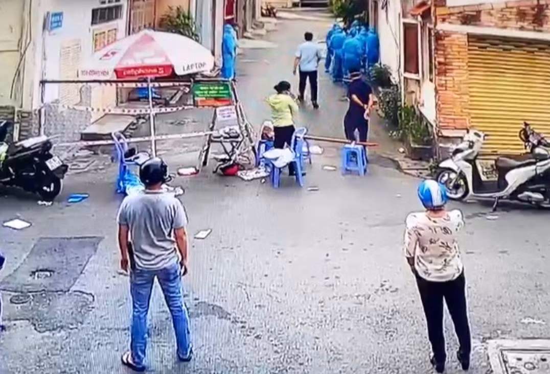 Khống chế đối tượng mắc COVID-19 hành hạ cha mẹ rồi leo lên mái nhà cố thủ -1