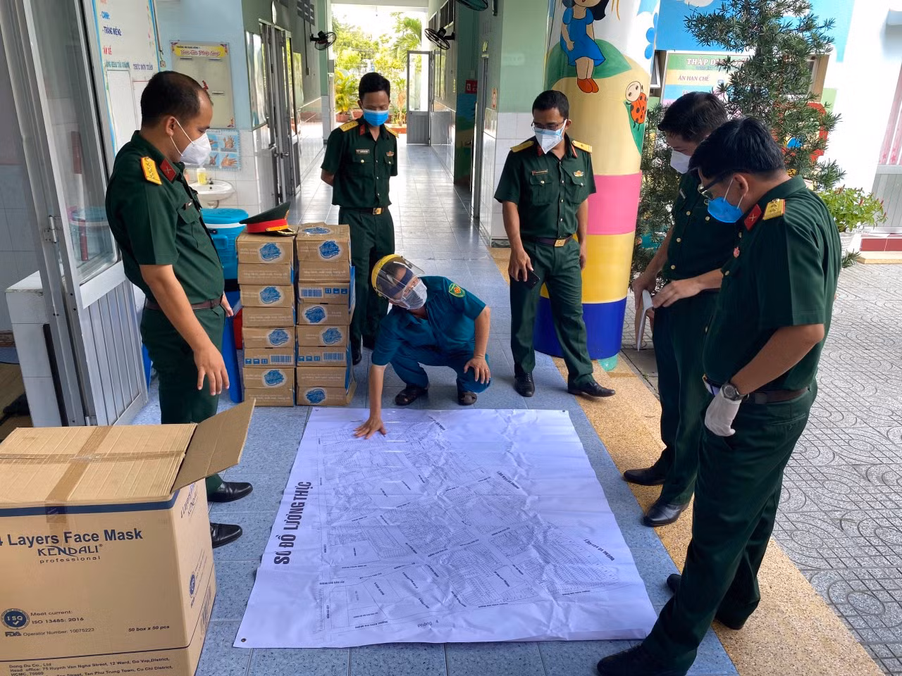 Ngày đầu đi chợ thay và cung cấp nhu yếu phẩm cho người dân thành phố -0