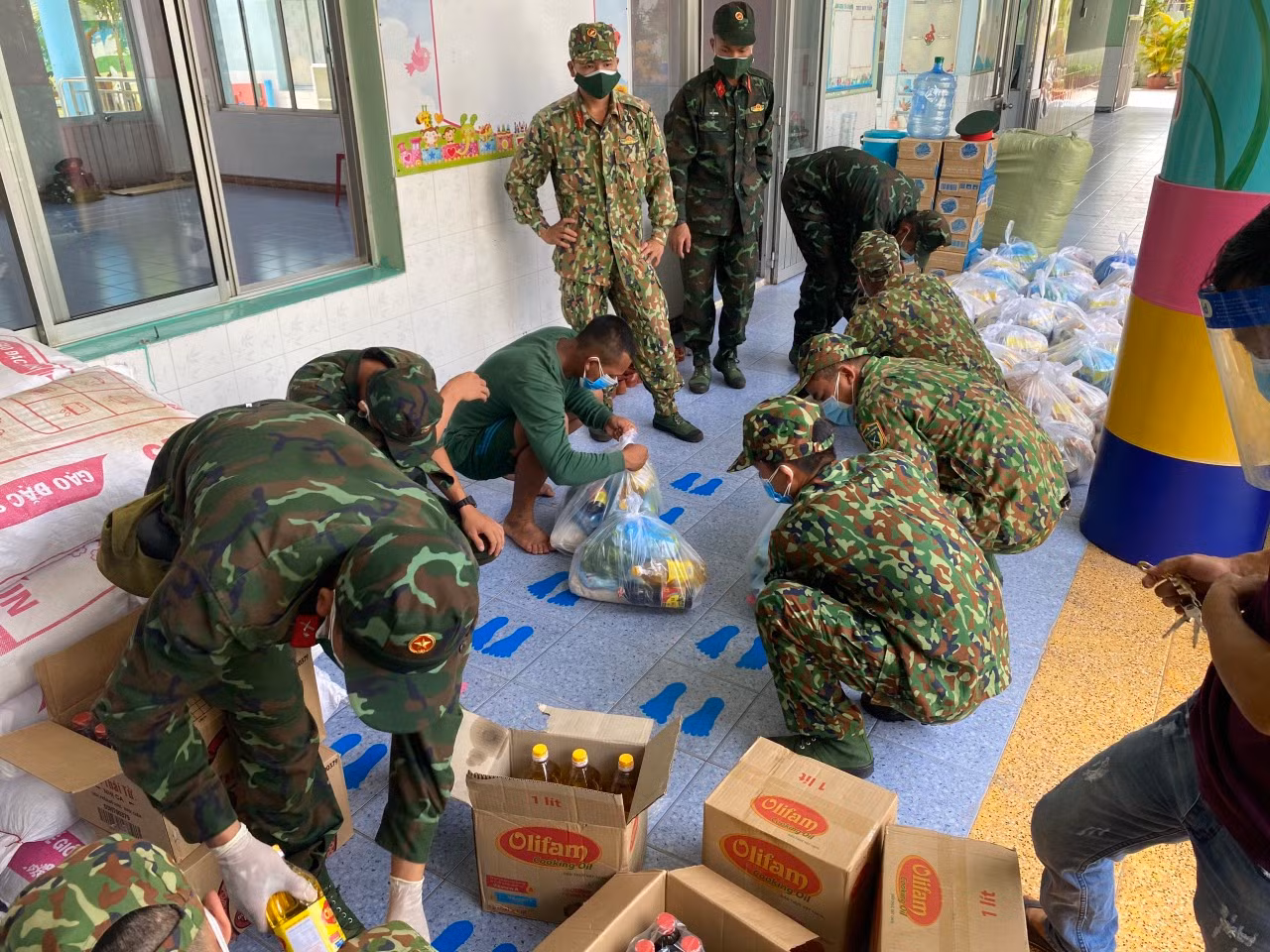 Ngày đầu đi chợ thay và cung cấp nhu yếu phẩm cho người dân thành phố -0