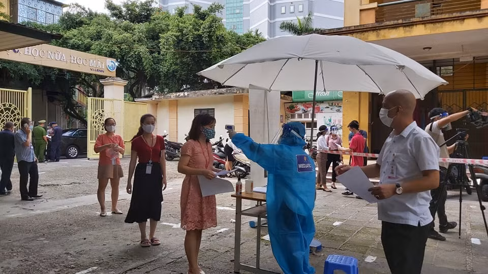 Trong 6 tiếng, Hà Nội thêm 10 ca dương tính, có 2 ca trong cộng đồng -0