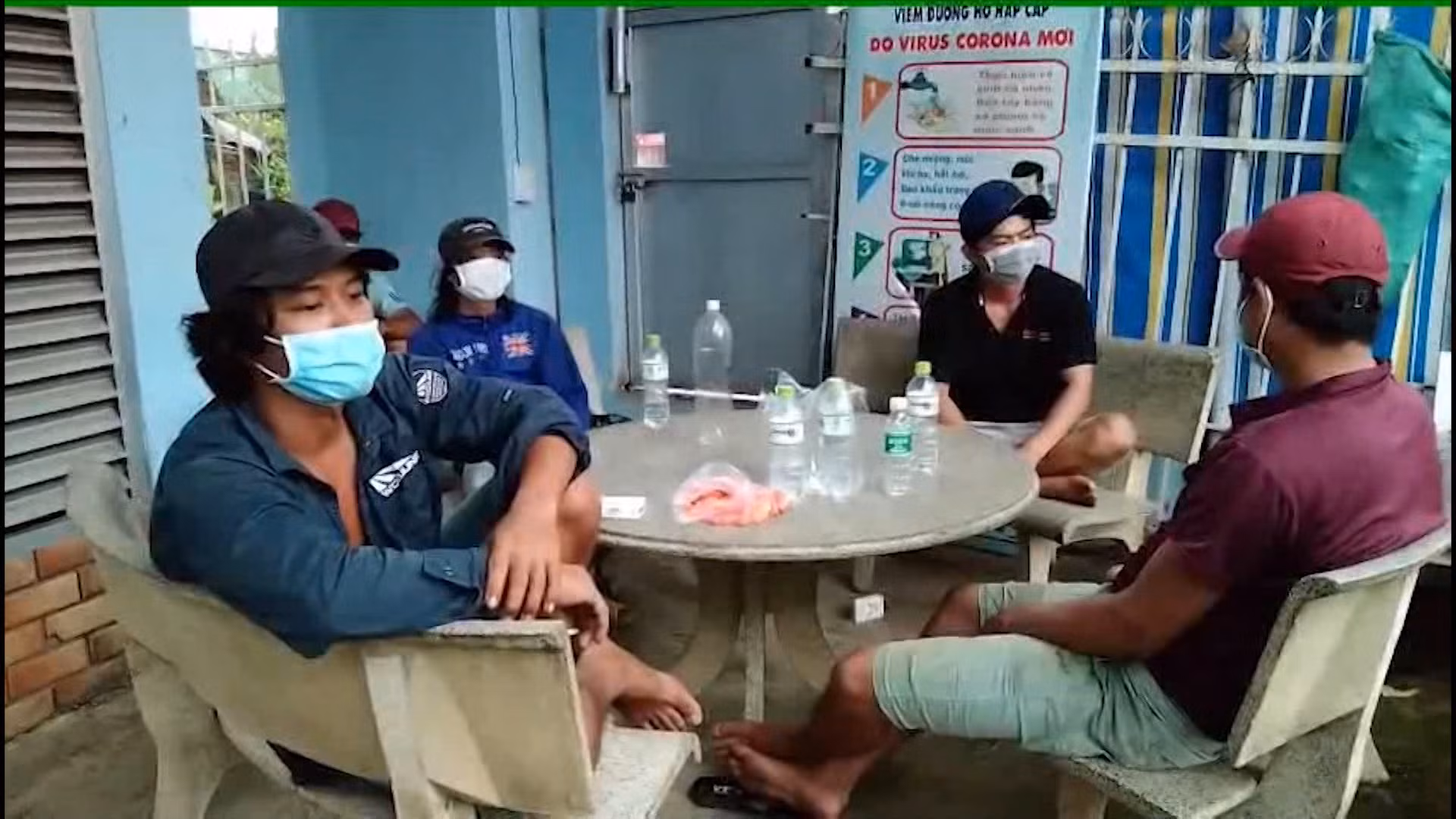 11 người trốn trên thùng xe hòng qua chốt kiểm dịch -0