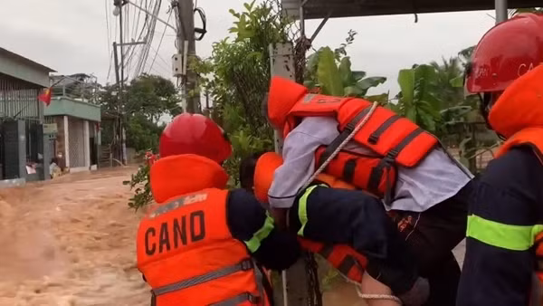 Cứu một cán bộ bảo vệ rừng gặp nạn giữa rừng sâu ảnh 4