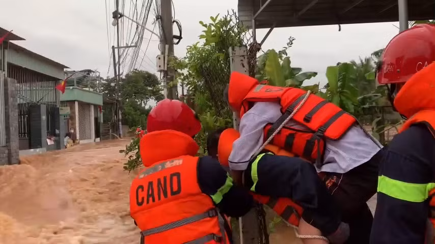 Công an cứu 2 người dân bị kẹt giữa dòng nước lũ -0