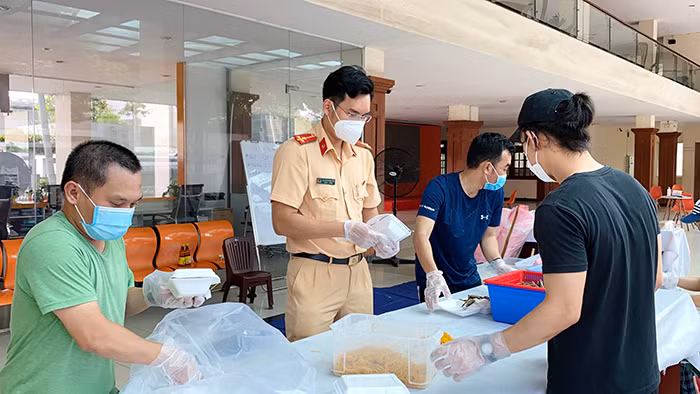 trang 18,19: Bếp ăn thắm đượm tình nghĩa đồng bào -0