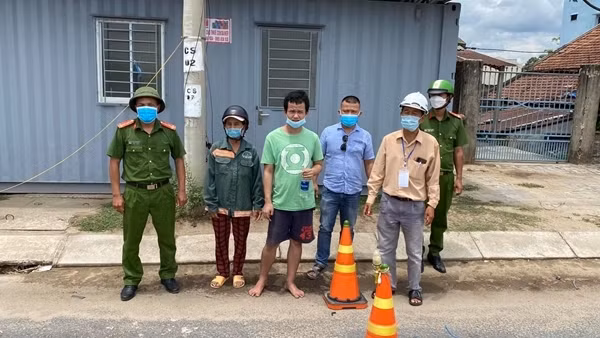 Bé trai lạc đường trong đêm được Công an huyện giúp tìm người thân ảnh 2