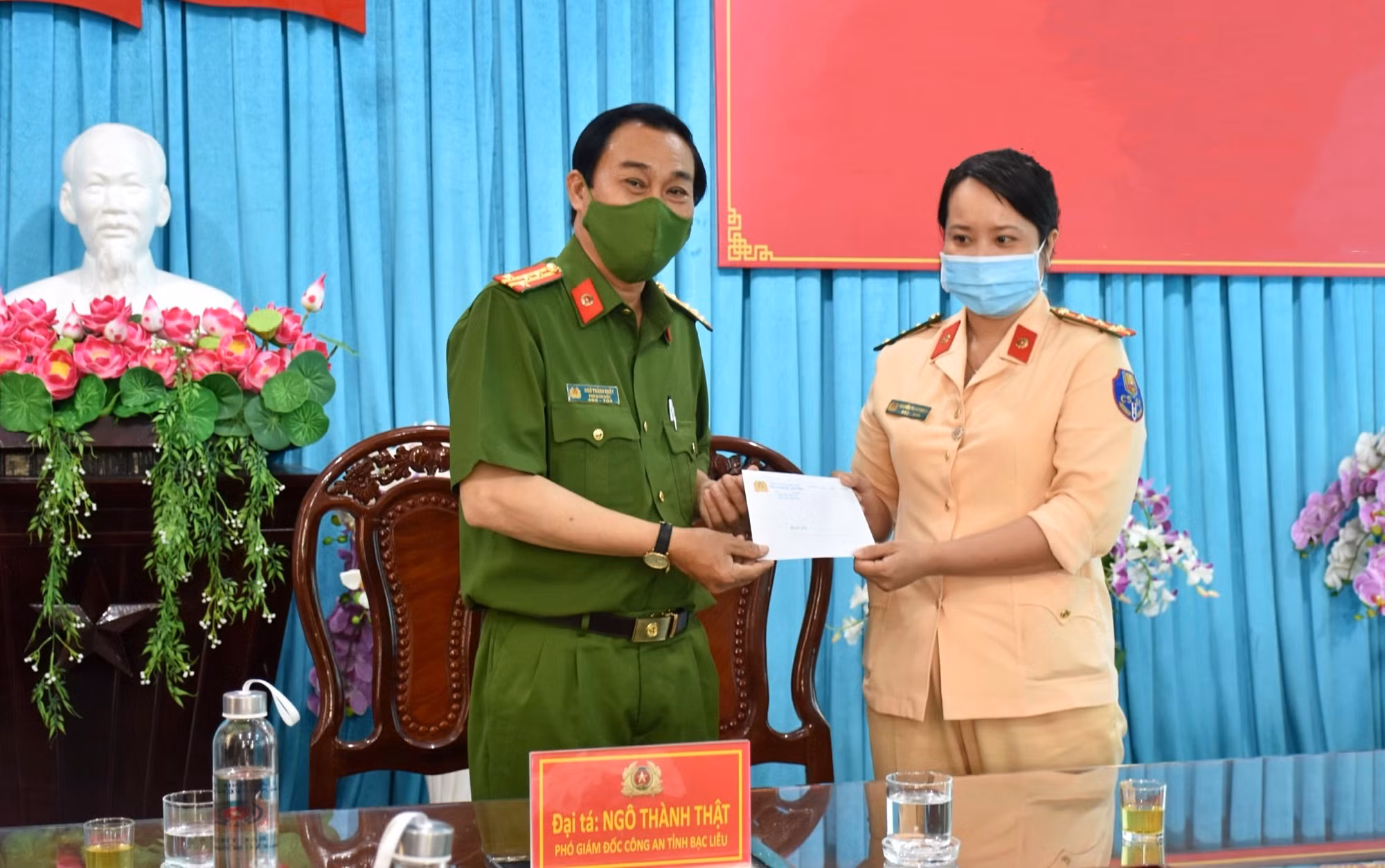 Những phần quà ý nghĩa nhân Ngày hội toàn dân bảo vệ ANTQ -0