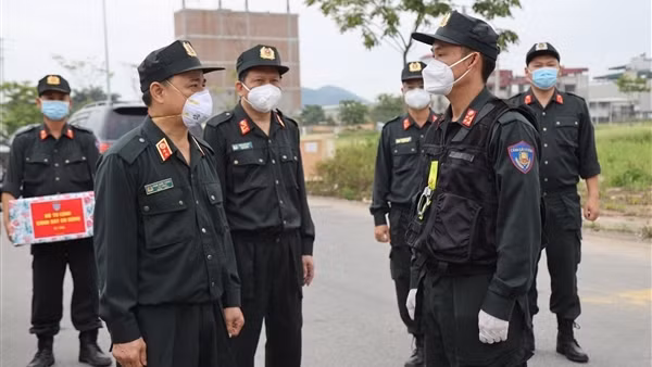 Cảnh sát cơ động nơi “mưa tuôn, nắng cháy” ảnh 6