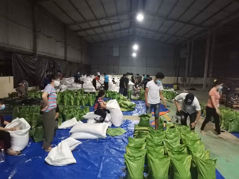 Bình Dương cấp phát lương thực, thực phẩm cho hơn 700.000 dân ở 11 phường bị “khóa chặt” -0