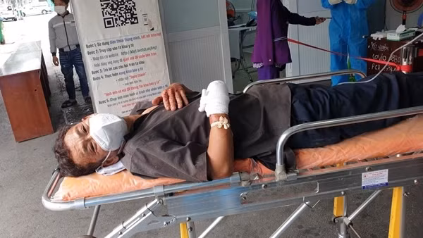 Mâu thuẫn với đối tượng ngồi trên xe khách chở F0 đi cách ly, một người đàn ông bị chém lìa tay