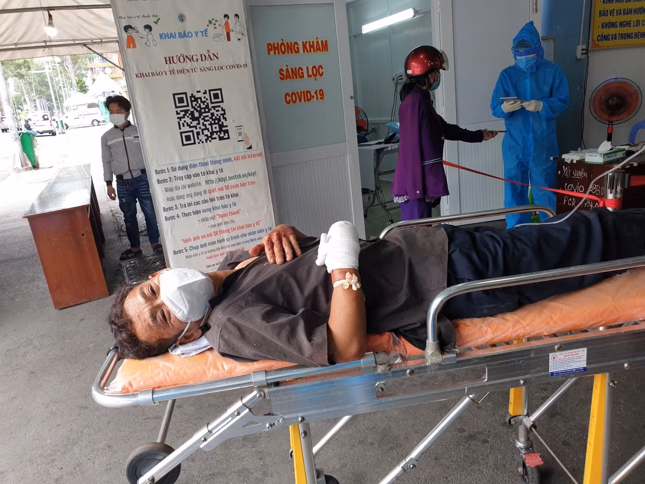 Một người đàn ông bị chém đứt lìa bàn tay -0