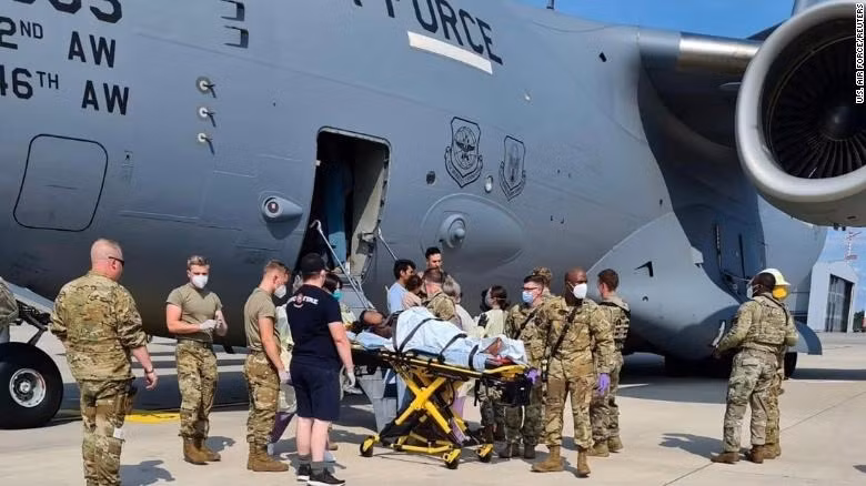 Sản phụ Afghanistan sinh con ngay trên máy bay sơ tán của Mỹ -0