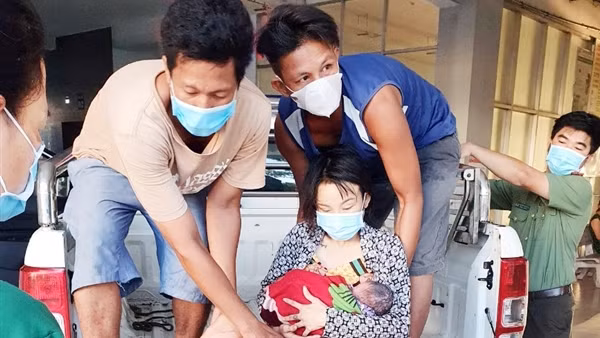 Đưa sản phụ sau khi sinh con đến bệnh viện cấp cứu kịp thời