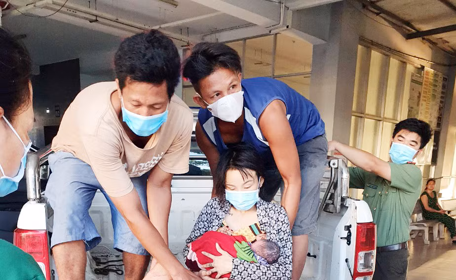 Đưa sản phụ bị chảy máu liên tục sau khi sinh con đến bệnh viện cấp cứu kịp thời -0