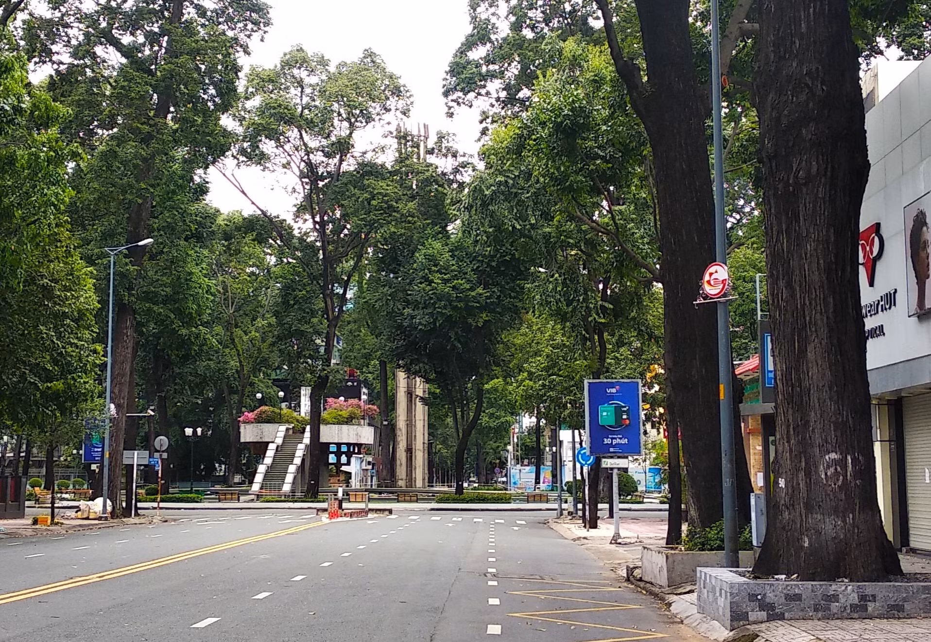 Ngày đầu Công an, quân đội tại TP Hồ Chí Minh xiết chặt giãn cách xã hội -4