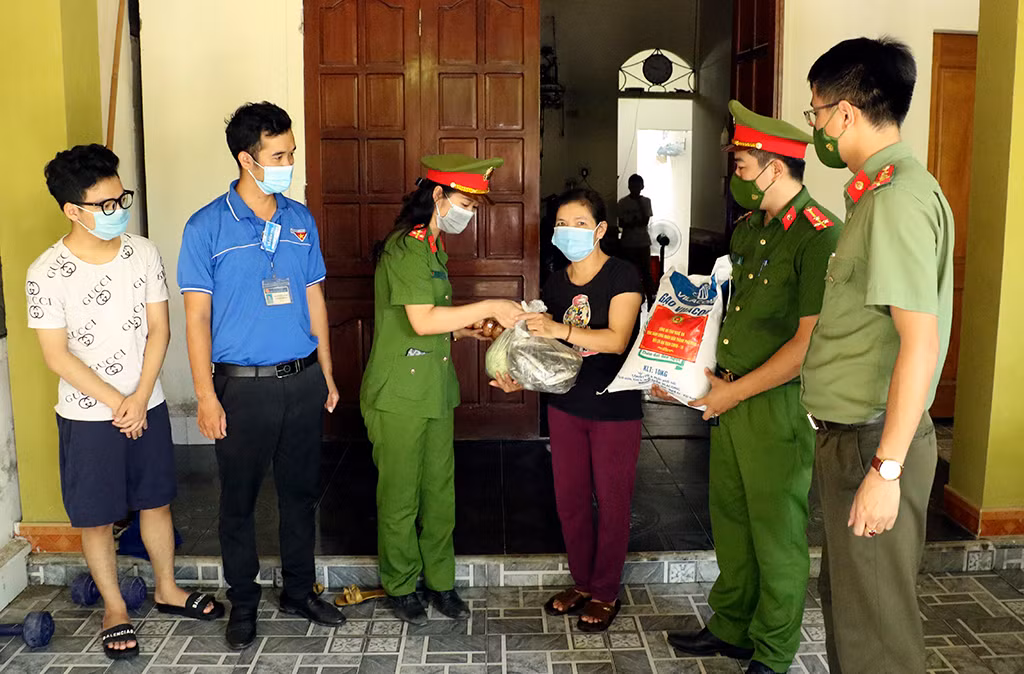 Công an Nghệ An hỗ trợ lương thực thực phẩm cho người dân -1