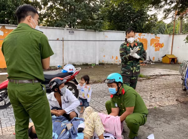 Chiến sỹ Công an nơi tuyến đầu đỡ đẻ cho sản phụ lúc rạng sáng -0