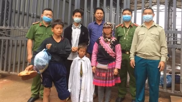 Hai cháu bé bị lạc khi chăn bò được Công an đưa về nhà