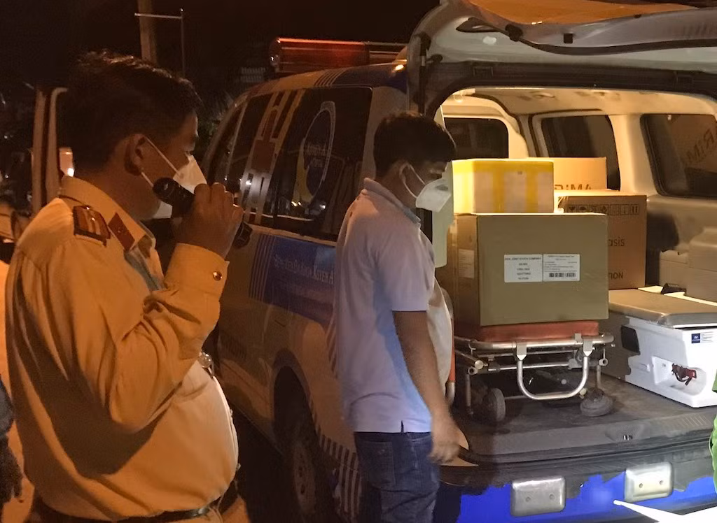 Tài xế xe cứu thương vận chuyển hơn 2.200 hộp kít test nhanh không rõ nguồn gốc -0
