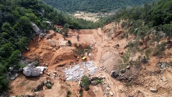 Hàng trăm m3 gỗ là vật chứng vụ án bị bỏ… giữa rừng ảnh 1