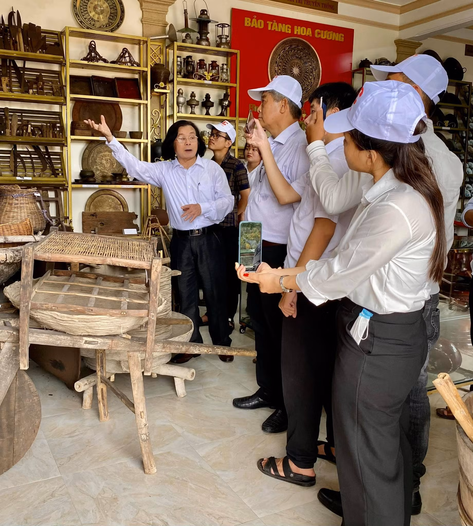 khách đến thăm bảo tàng hoa cương.jpg -0