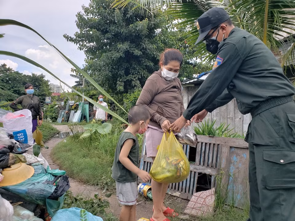 Tặng nhu yếu phẩm cho người dân ngày đầu siết chặt giản cách -1