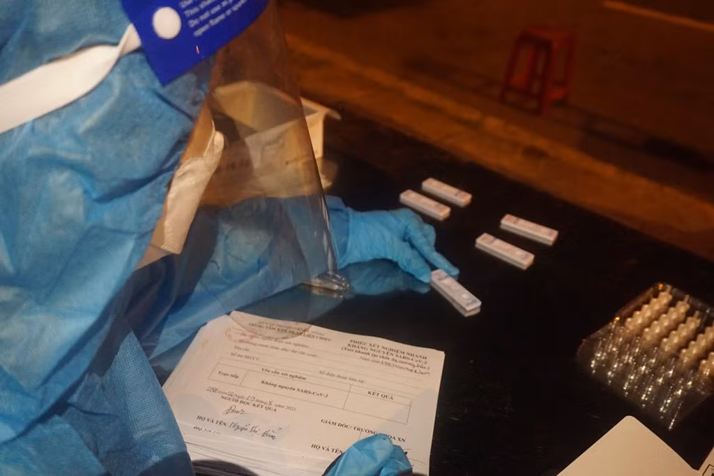 Công an Đà Nẵng xuyên đêm gác chốt, hỗ trợ Y tế test nhanh kháng nguyên SARS-CoV-2 bảo vệ cửa ngõ Đà Nẵng -0
