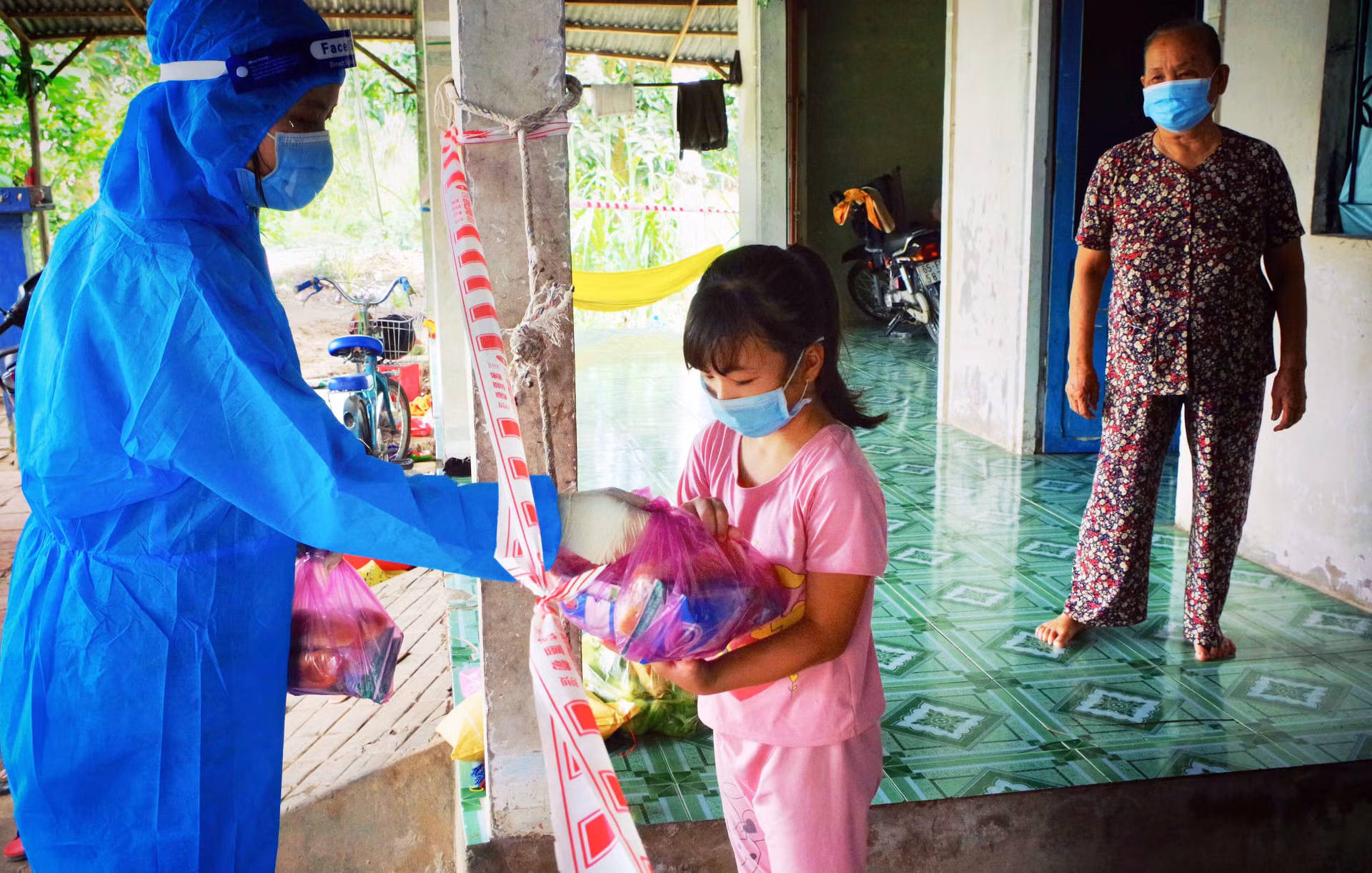 “Phiên chợ 0 đồng” chia sẻ khó khăn với người dân trên quê hương Bác Tôn -0